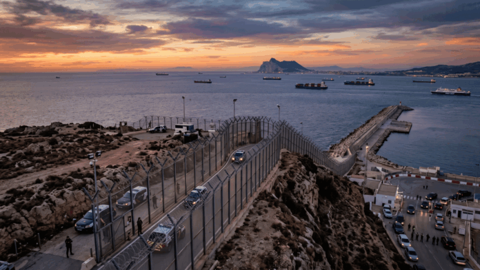 Valla fronteriza de Ceuta junto al mar.