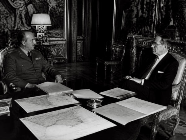 Recreación editorial de una conversación de Juan Carlos I en el Palacio de la Zarzuela sobre Ceuta y Melilla.
