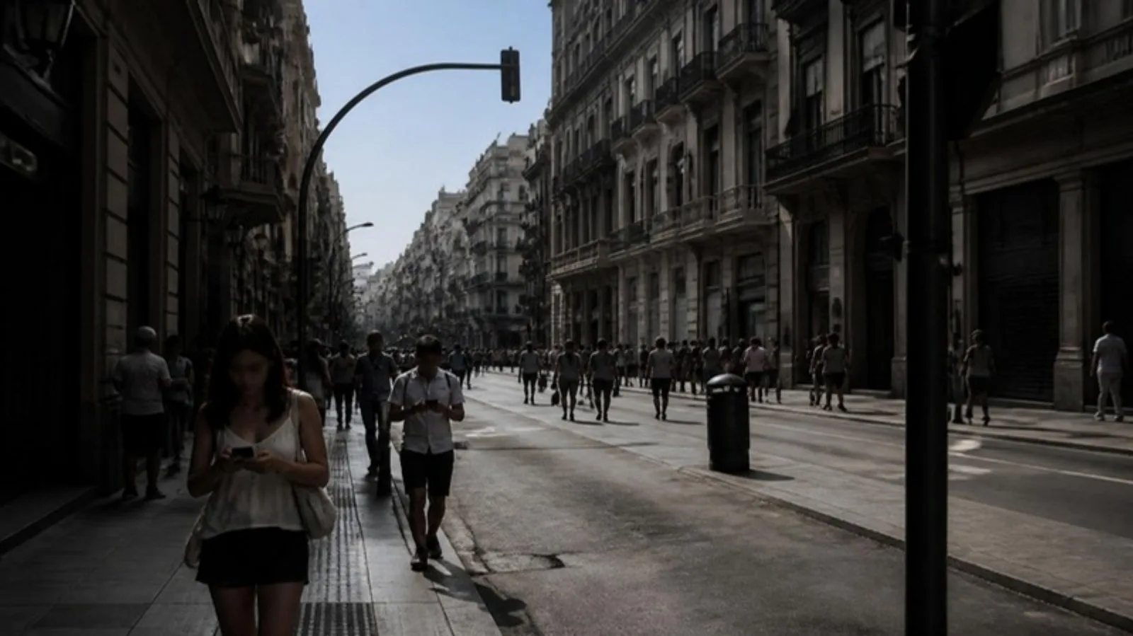 Calle de una ciudad española durante un apagón diurno, con semáforos apagados y peatones caminando